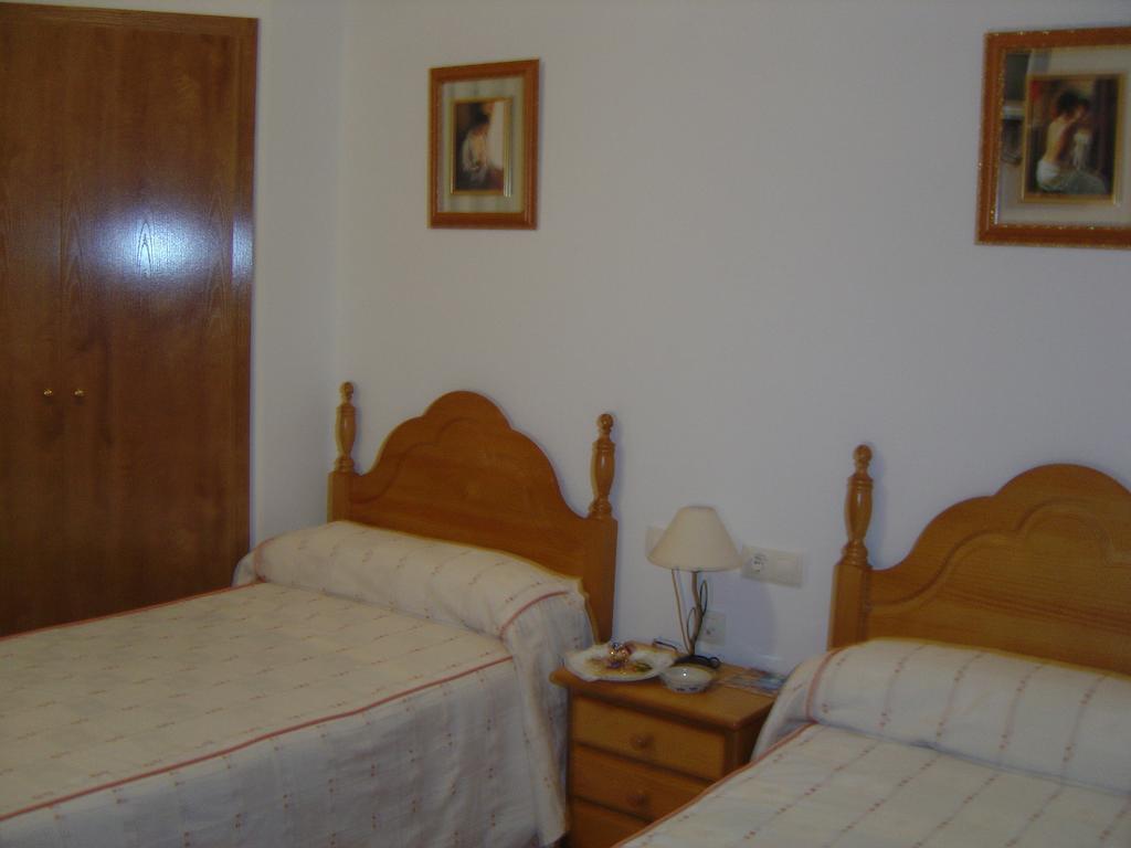 Hostal D´Ernes Alcala del Jucar Chambre photo